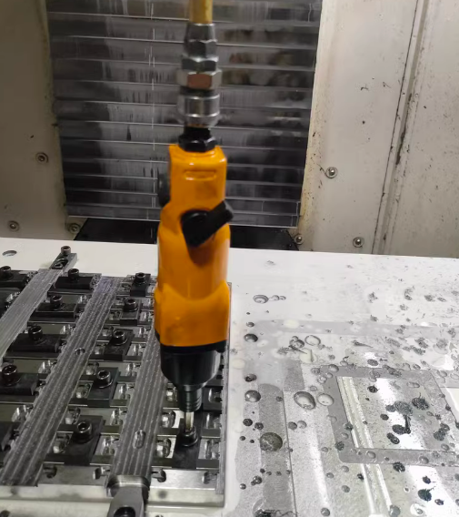 Pneumatic screwdriver tool