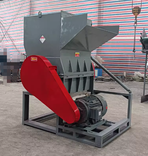 Waste plastic crushing machine
