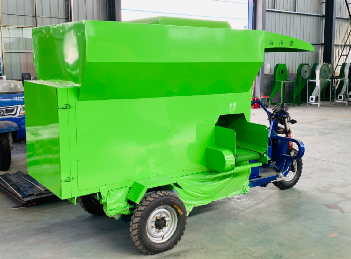 2 cubic meters cattle and sheep automatic mixing and spreading vehicle